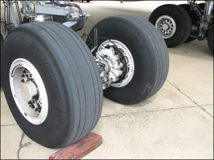 Marcas de contato no trem de pouso principal esquerdo, borda interna do pneu traseiro