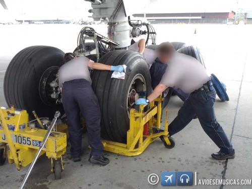 Encaixando o novo pneu nas trilhas do freio