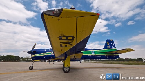 Fim_Semana_1280 16 Foto do T-27 Tucano, embaixo da asa