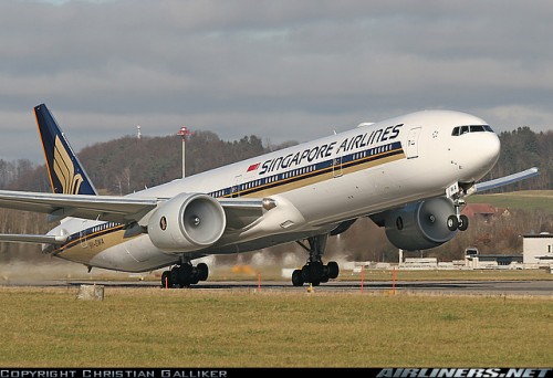 Boeing 777-300 na decolagem