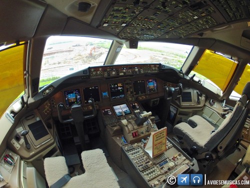 Cockpit Boeing 777-300ER