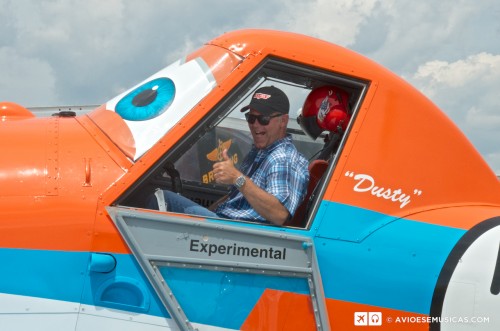 Klay Hall, diretor do filme Aviões visita o cockpit do Dusty em Oshkosh