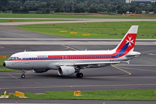 #10 Air Malta retro jet livery em um Airbus A320 por Ken Fielding