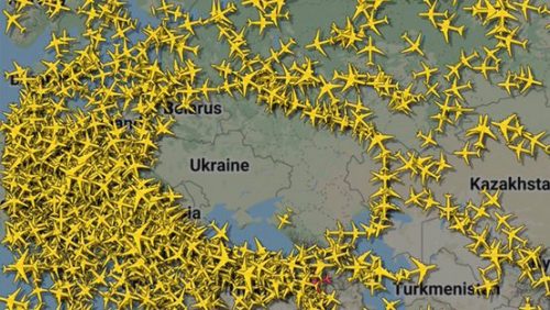 Sites especializados em rastreamento de voos, como o RadarBox e o FlightRadar24, mostram o desvio de rotas sobre o espaço aéreo da Ucrânia, após os ataques russos. As aeronaves civis estão fazendo contorno com corredores lotados 