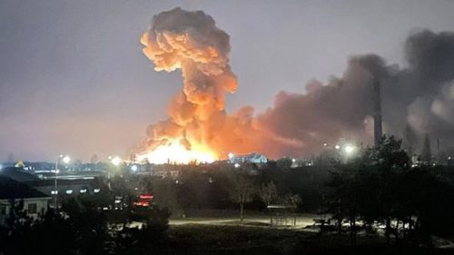 a Rússia deu início à invasão na Ucrânia com ataques. Nas redes sociais circulam imagens que mostram o momento em que mísseis destroem aeroportos e bases aéreas no país.