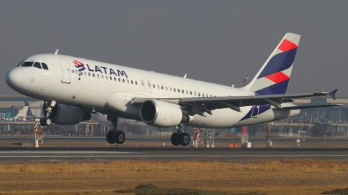 O Grupo LATAM divulgou hoje seus resultados financeiros correspondentes ao quarto trimestre de 2021, que mostram a melhoria contínua dos níveis de tráfego aéreo da companhia como resultado do relaxamento das restrições de viagens e do avanço no processo de vacinação da população.