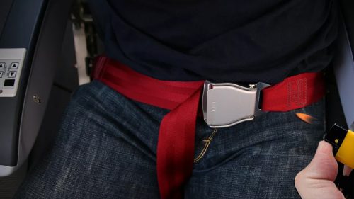 Uma passageira indisciplinada põe fogo em cinto de segurança do Boeing 737-800 da companhia aérea Gol em pleno voo.