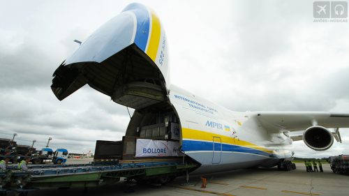 O Antonov An-225 Mriya – o mais pesado, sem dúvida o maior e certamente um dos aviões mais emblemáticos do mundo – tornou-se mais uma vítima da guerra na Ucrânia. É claro que a perda de uma aeronave não é nada em comparação com a monumental perda de vidas trazida pelo conflito. Mas há muitas razões para considerar isso uma perda importante também.  
