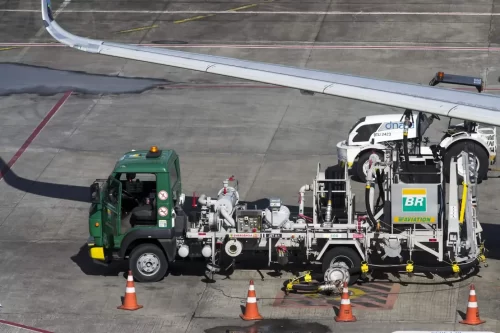 A Associação Internacional de Transporte Aéreo (IATA) alertou para o conflito na Ucrânia e o aumento dos custos de combustível aumentará a pressão sobre as companhias aéreas à medida que começam a se recuperar do COVID-19.
