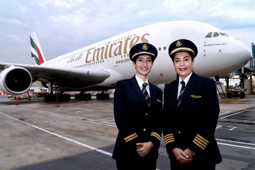 Para celebrar o dia internacional das mulheres, diversas companhias aéreas ao redor do mundo prestam sua homenagem com voos especiais realizados com tripulação 100% feminina.