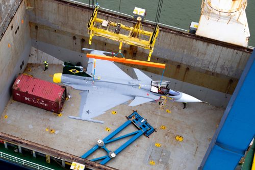 Mais dois novos caças F-39 Gripen da Força Aérea Brasileira (FAB) já estão a caminho do Brasil. O traslado marítimo iniciou-se a partir do porto de Norrköping, na Suécia, onde foram embarcadas no navio Marsgracht no final da tarde desta quinta-feira (10). A chegada deverá ocorrer no dia 2 de abril, no porto de Navegantes, em Santa Catarina.