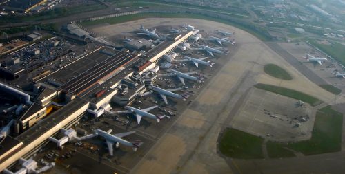 A partir de hoje (16), o Governo britânico colocou fim em todas as restrições e requisitos relacionados com a Covid-19 que ainda vigoravam e afetavam os viajantes no país. As companhias aéreas da Inglaterra, eliminaram a obrigatoriedade do uso de máscara a bordo.