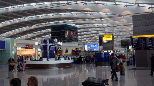 A partir de hoje (16), o Governo britânico colocou fim em todas as restrições e requisitos relacionados com a Covid-19 que ainda vigoravam e afetavam os viajantes no país. As companhias aéreas da Inglaterra, eliminaram a obrigatoriedade do uso de máscara a bordo.