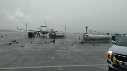 A forte chuva que caiu na capital paulista na tarde desta terça-feira (01) causou transtornos no Aeroporto Internacional de São Paulo/Guarulhos (GRU). Pelo menos 14 voos foram transferidos para outros aeroportos.
