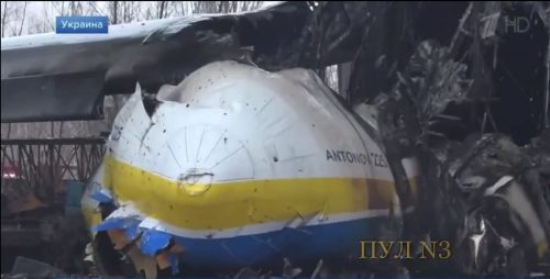 Nesta sexta-feira (04), a TV estatal russa Pervi Kanal, mostrou imagens do Aeroporto de Hostomel também conhecido como Gostomel (GML) que mostram imagens do Antonov AN-225 Mriya destruído.
