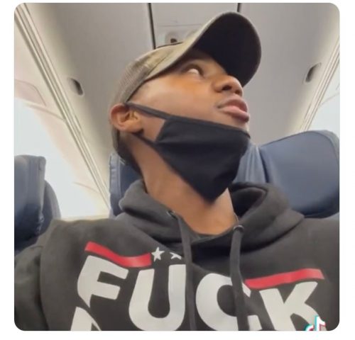 Um passageiro da Delta Airlines foi obrigado a retirar o moletom que usava por supostamente violar a política de roupas utilizadas em voo pela companhia.  O jovem, que se identificou como Jauneil Brooks, compartilhou o ocorrido nas redes sociais. 