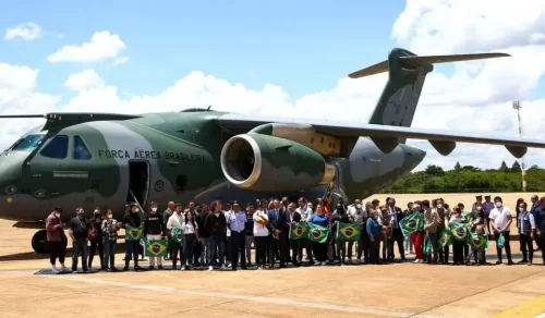 Nesta quinta-feira (10), o ministro das Relações Exteriores, Carlos França, informou que o governo federal não deve enviar mais aeronaves da Força Aérea Brasileira (FAB) para resgatar brasileiros refugiados do conflito na Ucrânia.
