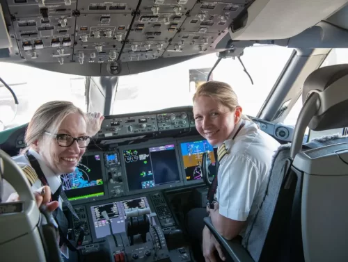 Para celebrar o dia internacional das mulheres, diversas companhias aéreas ao redor do mundo prestam sua homenagem com voos especiais realizados com tripulação 100% feminina.