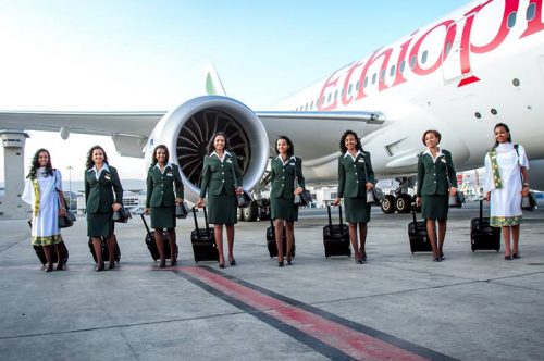 Para celebrar o dia internacional das mulheres, diversas companhias aéreas ao redor do mundo prestam sua homenagem com voos especiais realizados com tripulação 100% feminina.