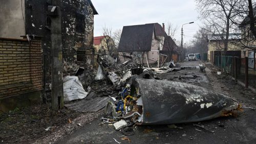 Nesta quinta-feira (17), durante a madrugada, russos e ucranianos se enfrentaram para controlar o espaço aéreo de Kiev. A Ucrânia afirma que um caça russo Sukhoi Su-25 foi destruído e um Su-35 foi atingido em voo durante a batalha.