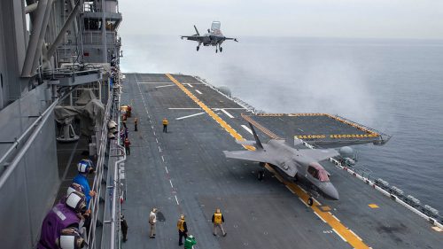 O Porta-aviões Abraham Lincoln, dos Estados Unidos, realizou exercícios aéreos militares no Mar Amarelo, próximo das duas Coreias, e a artilharia de defesa aérea na base aérea de Osan intensificou os exercícios em meio a sinais de um iminente teste de mísseis norte-coreano de longo alcance.