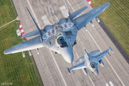 Nesta terça-feira (08), o governo polones colocou seus MiG-29 à disposição sem custo dos Estados Unidos para que sejam enviados à Ucrânia.
Os poloneses informaram que seus caças podem decolar imediatamente para base de Rammstein, na Alemanha, e pedem que outros países da Europa façam o mesmo. 
