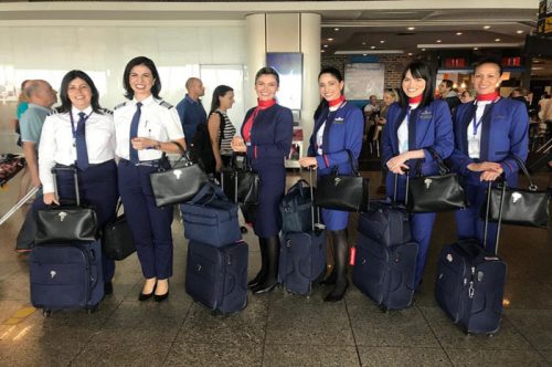 Para celebrar o dia internacional das mulheres, diversas companhias aéreas ao redor do mundo prestam sua homenagem com voos especiais realizados com tripulação 100% feminina.